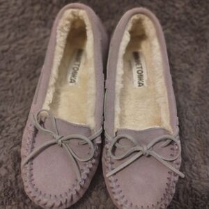 Minnetonka Women's Size 7 Lavender Moccasin Slippers